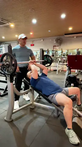 Incline Bench Barbell Chest Press สอนเทคนิคฝึกอกบน #Gym #Fitness#capcut #tiktokviral #อยากหุ่นดีมานี่พี่จะสอน