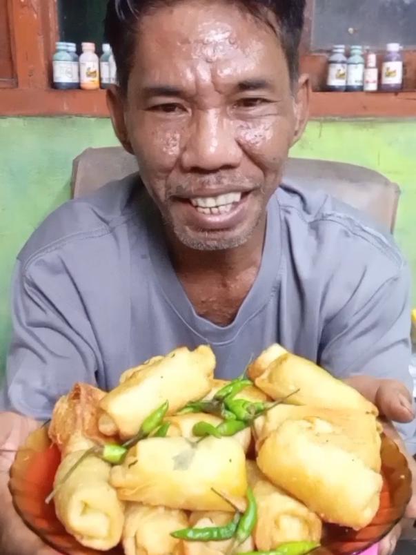 lumpia isi bihun dan wortel enak banget#fyp#vidiomukbangviralditiktok #mukbangviralabahgeboy 
