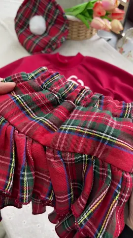 Bộ nỉ đỏ hai da chân váy tầng xoè xinh xắn cho bé diện Noel, Tết #thoitrangbe #setboxinh #quanaotreem #vaythietkechobe #vivibaby 