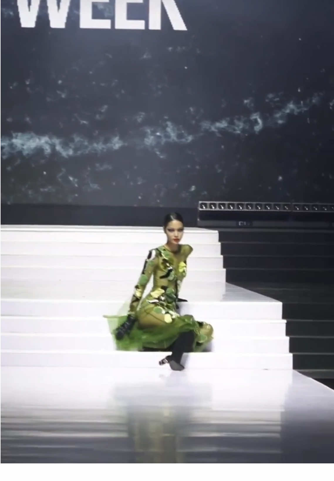 CẢM ƠN NHỮNG VẤP NGÃ ĐẦU TIÊN 💙 Ngày hôm qua là ngày rất đặc biệt trong sự nghiệp của Mai Hoa, vì mình đã có vị trí vedette đầu tiên sau Vietnam’s Next Top Model 2025. Đây không chỉ là một cơ hội mà còn là một thử thách. Em xin được cảm ơn NTK Hà Linh Thư đã trao cho em cơ hội đặc biệt này - một vị trí không chỉ kết màn cho BST Black Parade, mà còn kết màn cho Đêm khai mạc Aquafina Tuần lễ Thời trang Quốc tế Việt Nam mùa Thu Đông 2025. Tuy có sự cố xảy ra, nhưng lúc này Mai Hoa lại càng trân quý những bài học mình đã có tại Vietnam’s Next Top Model 2025. Chính nhờ những bài học đó mà hôm nay Mai Hoa mới có thêm bản lĩnh để đối diện với những thử thách, những tình huống bất ngờ trên sân khấu như vậy. Em xin cảm ơn NTK Hà Linh Thư, cảm ơn Aquafina Tuần lễ Thời trang Quốc tế Việt Nam vì một đêm diễn đáng nhớ. Đã có rất nhiều thắc mắc dành cho độ khó của các thử thách tại Vietnam’s Next Top Model. Tuy nhiên, hôm nay Mai Hoa đã thấm thía vì sao Vietnam’s Next Top Model lại mang đến nhiều trải nghiệm, nhiều thử thách đến cho các thí sinh như vậy. Cảm ơn những bài học, những thử thách tại Vietnam’s Next Top Model 2025 đã tạo nên Mai Hoa ngày hôm nay và mang đến những cơ hội tuyệt vời mà Mai Hoa đang có. Mai Hoa vô cùng biết ơn chị Trang Lê & MultiMedia JSC đã mang Next Top Model về Việt Nam để những người mẫu mới như em được học hỏi, được rèn luyện, được trải nghiệm, và đặc biệt là để hôm nay em có cơ hội được đứng trên sàn diễn mơ ước của Aquafina Vietnam International Fashion Week. Được trình diễn, được theo đuổi ước mơ của mình đã là điều Mai Hoa vô cùng biết ơn. Dù ở vị trí nào, Mai Hoa cũng sẽ luôn cố gắng hoàn thành thật tốt vai trò của mình. Hi vọng mọi người sẽ tiếp tục yêu thương và ủng hộ Mai Hoa trên hành trình phía trước 💙 #AVIFW2025  #lạimaihoa #VietnamNextTopModel2025 #MultiMediaJSC #beumodels 