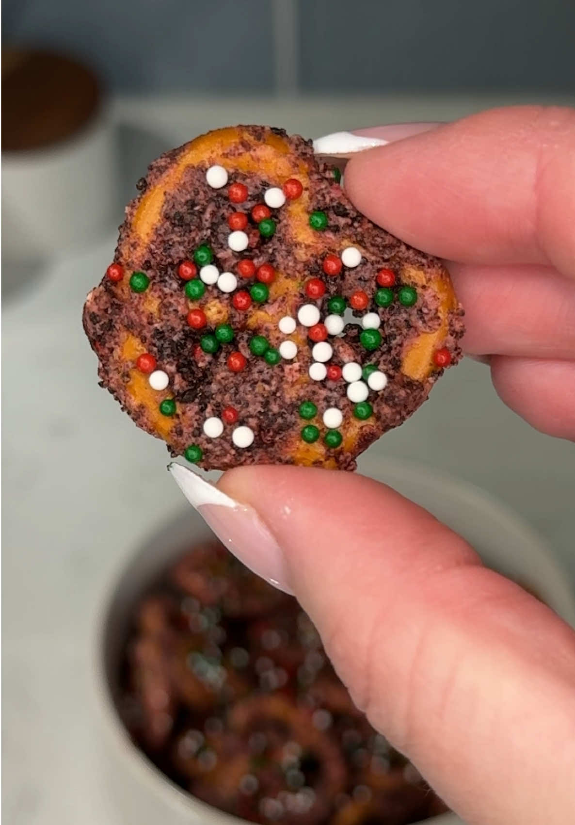 these oreo pretzels are about to be your new favorite salty sweet treat during the holiday season 🥨🍫🎄 Ingredients: 1 bag mini pretzel twists (16oz) 1 bag white chocolate chips dab of coconut oil 1/2 cup powdered sugar 1 1/2 cups holiday @OREO cookie crumbs red food coloring (optional) holiday sprinkles Instructions: Pour pretzels into a large mixing bowl and set aside. In a microwave safe bowl, combine white chocolate chips and coconut oil. Microwave in 30 second intervals, stirring in-between until the chocolate is melted and smooth. Mix in red food coloring if preferred. Pour melted chocolate into bowl of pretzels, then mix to combine. Sprinkle with holiday sprinkles (optional - allow to cool on a baking sheet to fully adhere) In a medium mixing bowl, stir together oreo cookie crumbs and powdered sugar. Evenly sprinkle the mixture onto the white chocolate coated pretzels, then toss to coat. Allow to cool and set a couple minutes in the fridge and enjoy! 😋 #pretzels #oreo #dessert #Recipe #creatorsearchinsights 