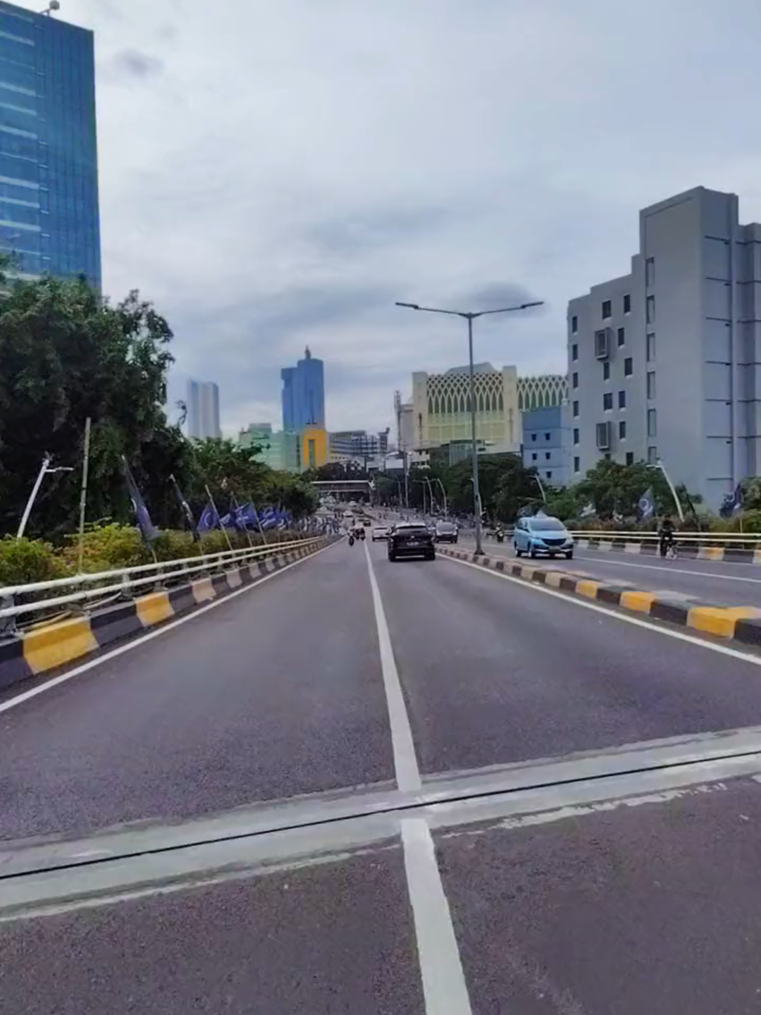 sibuk banget warga jakarta sampe tuing tuing ,  videonya boleh kalian ambil nih free footage silahkan . ada yang tau arah mana ini ? 🤩😆#fyp #viral #estetik #trending #tiktoktravel #jakarta #JalanJalan