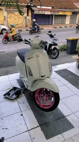 jangan lupa service oll👋🏻 #vespamatic #white.azull #salatiga 