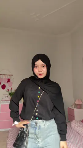 Cardigannya cute banget 🤏🩷