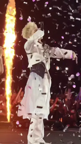 thích ngắm ảnh dưới pháo giấy lung linh🥺💖 cre vid gốc : _whthna_ #quanghungmasterd #muzik #fyp #datmoanhhungconcert 