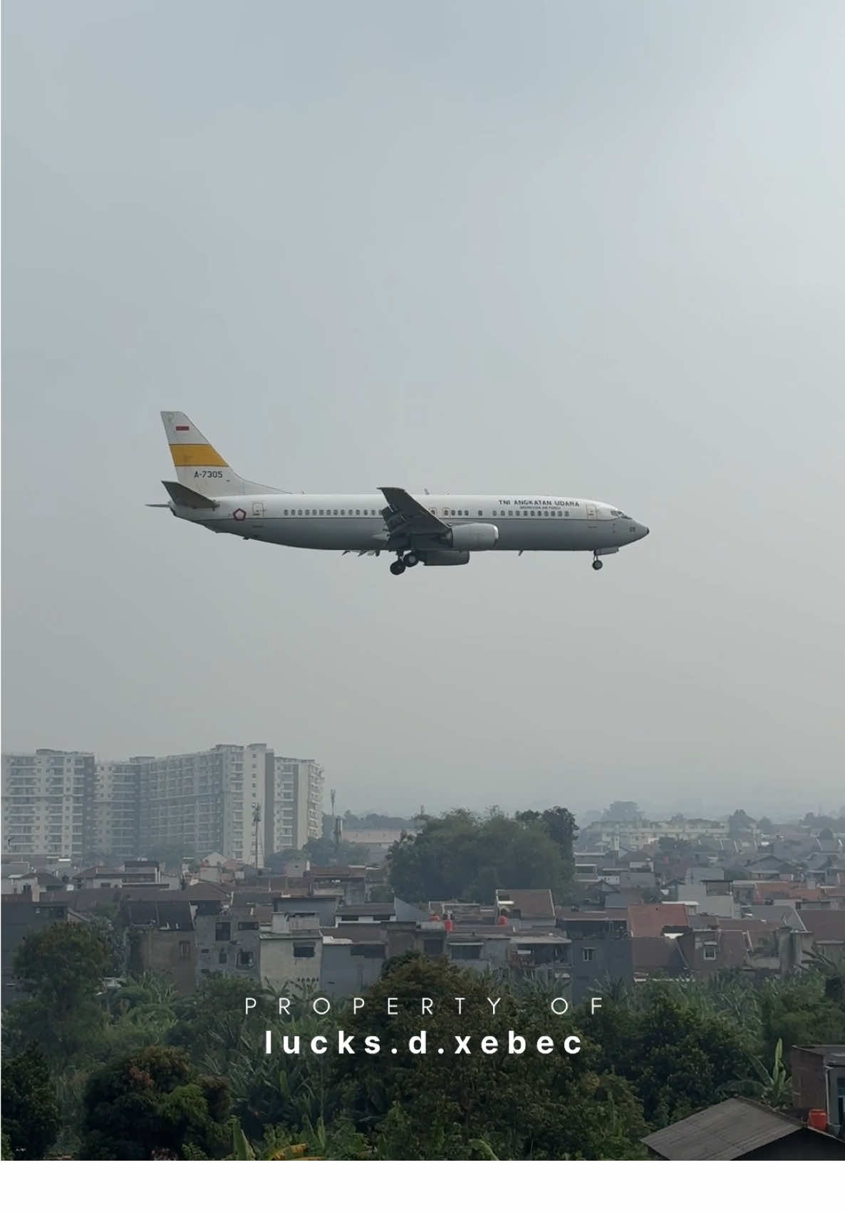 Pesawat Boeing 737-400 milik TNI AU landing di Bandara Husein Sastranegara BDO - 11/05/2025 #aviation #avgeek #pesawat #boeing #tniau 