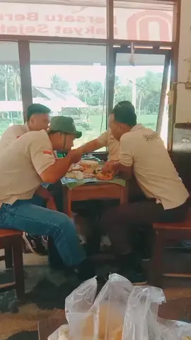 #pengikut#pengikuttiktok  #fyp makan bareng teman