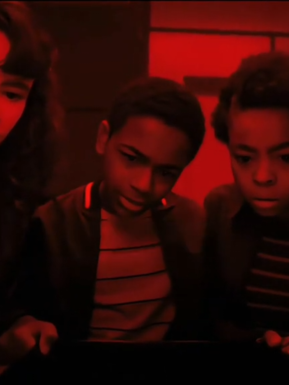 #pennywise - PENNYWISE APARECE NA SÉRIE PELA PRIMEIRA VEZ NA SUA FORMA SUPREMA !!! ( SPOILER ⚠️⚠️ ) #itwelcometoderry #billskarsgård #welcometoderry #fyp  IT WELCOME TO DERRY EDIT EP 3 PENNYWISE 