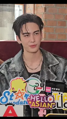 เป็นบทสัมภาษณ์ที่ชอบมากๆแซนต้าคือขิงและสู้มือพี่ๆนักข่าวสุดๆ คือยกขิงทั้งสวนมาอวดเลยก็ว่าได้ตอนนั้นอ่ะ ช่วงวันวาเลนไทน์+ด้ายแดง🥰🖤🤍 #PerthSanta #เพิร์ธแซนต้า  #PerthTanapon #Santapp 