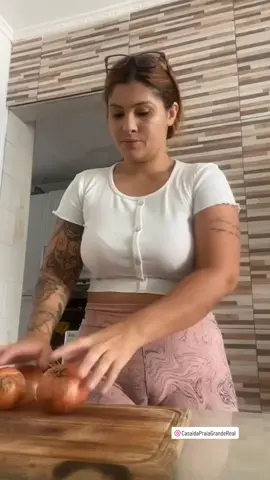 Aquela costela no bafo com a melhor companhia! Minha amiga veio me dar aquela força e um toque especial no tempero e na paciência. #cozinhacomamigos #amizadenacozinha #saboresdobrasile 