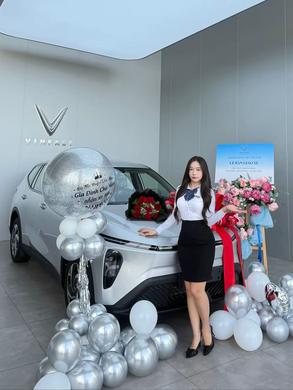 🎉 VINFAST KIM THƠ TRÂN TRỌNG CẢM ƠN QUÝ KHÁCH HÀNG 🎉 Xin gửi lời cảm ơn chân thành nhất đến Quý Khách Hàng đã tin tưởng và lựa chọn VinFast Kim Thơ là nơi đồng hành trong hành trình sở hữu chiếc Limo Green – mẫu xe hoàn toàn mới vừa ra mắt! 🌿🚗 Chúng tôi vô cùng vui mừng và tự hào khi Quý Khách là những người đầu tiên nhận xe trong dòng sản phẩm mới này. Sự tin tưởng và ủng hộ của Quý Khách chính là động lực lớn nhất để Kim Thơ VinFast không ngừng nâng cao chất lượng dịch vụ, mang đến trải nghiệm tốt nhất cho mỗi chủ nhân VinFast. 💚 Chúc Quý Khách cùng gia đình có thật nhiều hành trình an toàn, tràn đầy niềm vui và ý nghĩa bên chiếc xe mới! Một lần nữa, VinFast Kim Thơ xin gửi lời tri ân sâu sắc đến Quý Khách Hàng! 🌟 #VinFastKimThơ #LimoGreen #CảmƠnKháchHàng #VinFastLimo #HànhTrìnhXanh