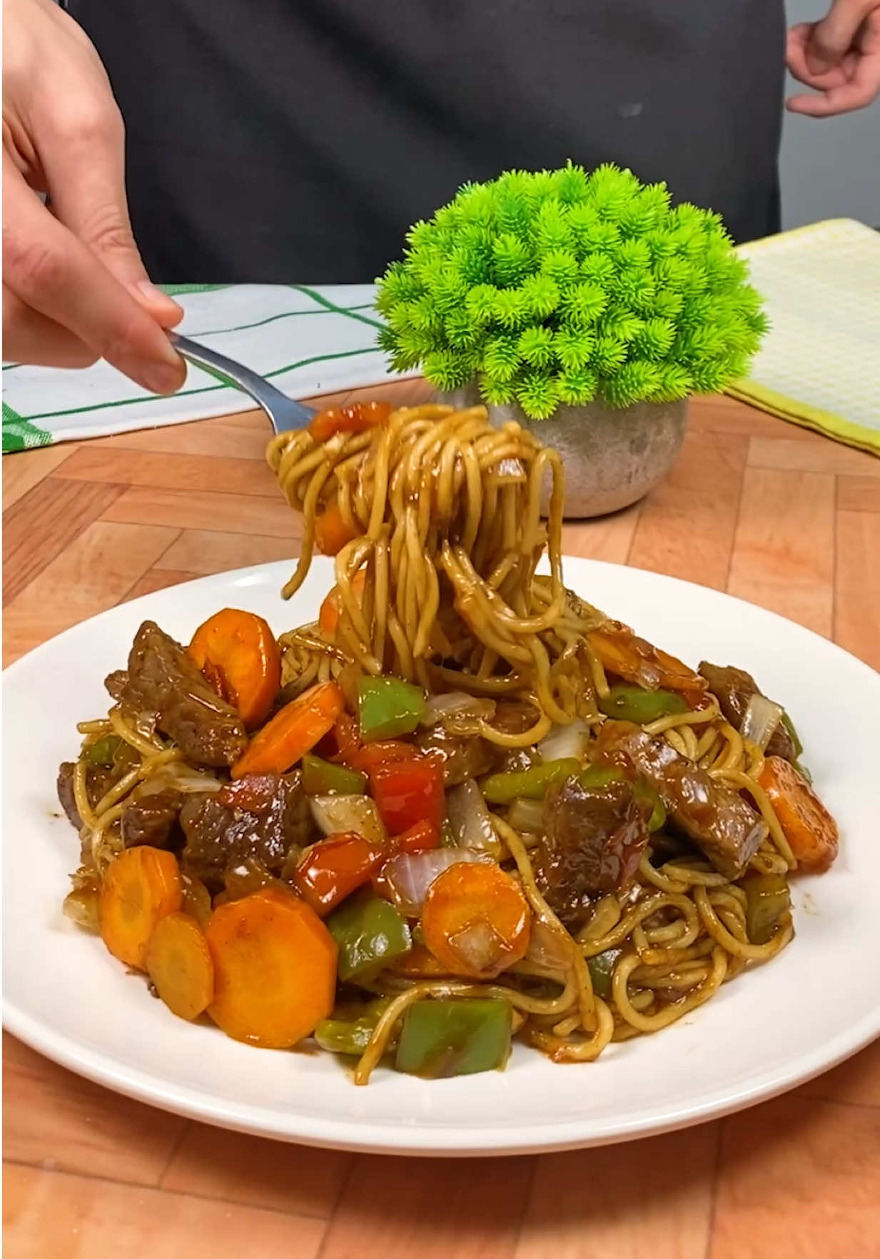 A famous Chinese chef taught me the noodles everyone’s obsessed with #pasta #meat #chinesefood #food #Recipe 