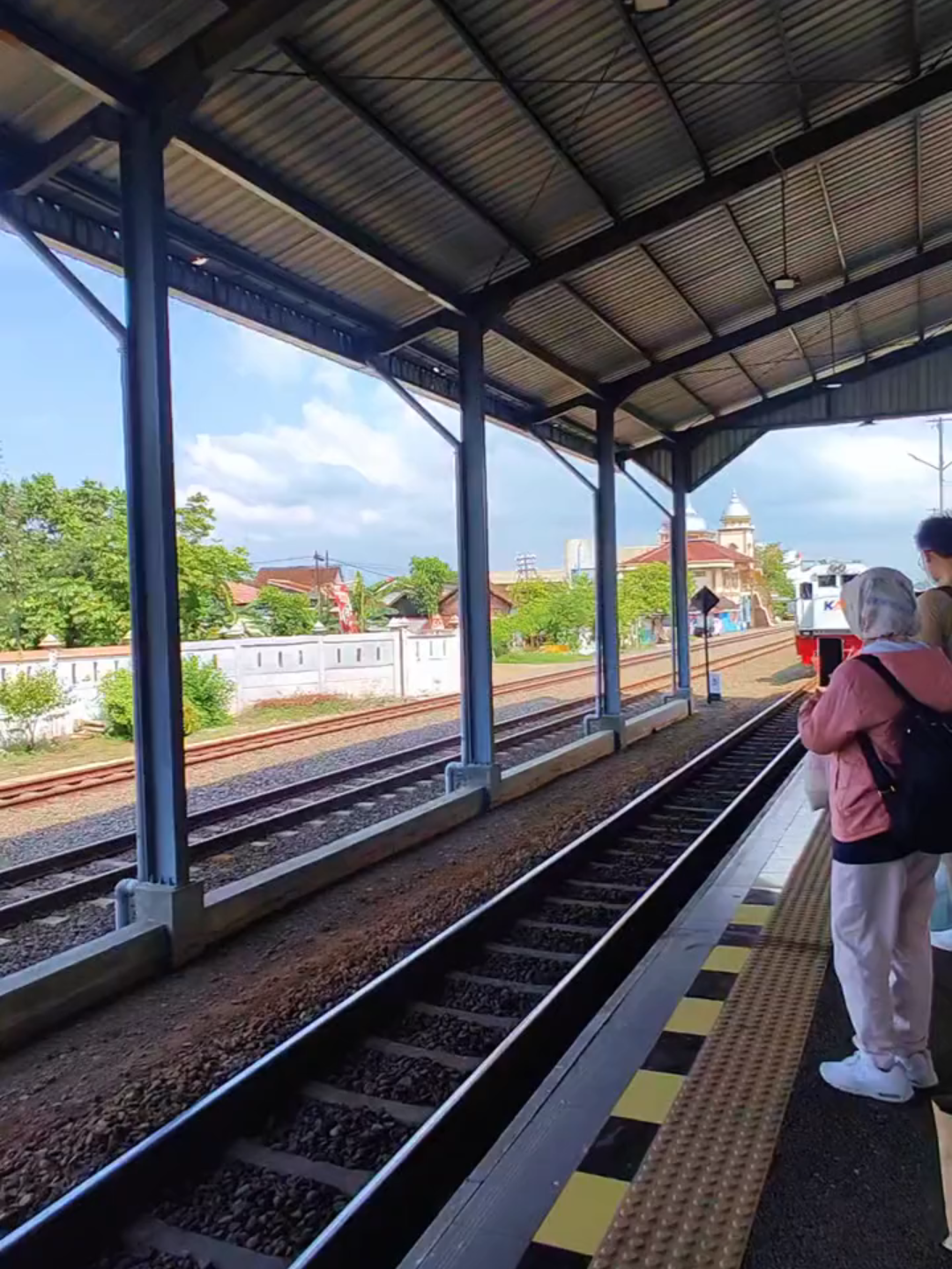 ceritanya kalian smua saya ajak jalan jalan naik kereta, dengan sound yang kene bgt buat menikmati perjalanannya sambil liat pemandangan yang ada 😆😁🙌 videonya boleh kalian simpen ke galeri hp kalian atau mau share.  selamat menikmati naik kereta nya 😁 durasi panjang 1mnt 43 detik 🤩 #fyp #viral #estetik #trending #tiktoktravel #JalanJalan #keretaapiindonesia