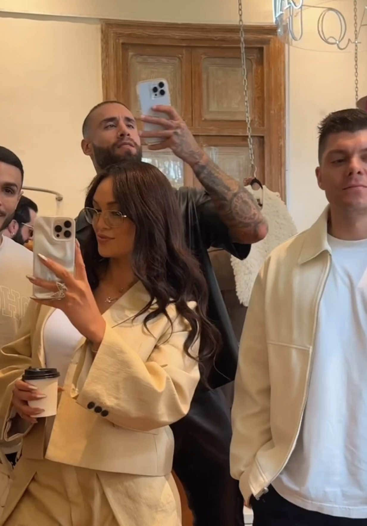 A veces el plan perfecto es vivir algo nuevo… con la persona correcta🤍  @Airbnb no solo ofrece alojamiento, también experiencias guiadas por locales que te conectan con la esencia real del lugar   Experiencias Airbnb #airbnbpartner 