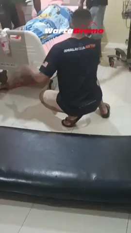 Sebuah video viral memperlihatkan warga menandu jenazah pasien lantaran kecewa tidak mendapat bantuan fasilitas rumah sakit. Pihak RSUD Grati kini tengah melakukan klarifikasi dan penelusuran atas kejadian ini. 📍Grati, Kabupaten Pasuruan #Pasuruan #WartaBromo #RSUDGrati #BeritaPasuruan #ViralPasuruan 