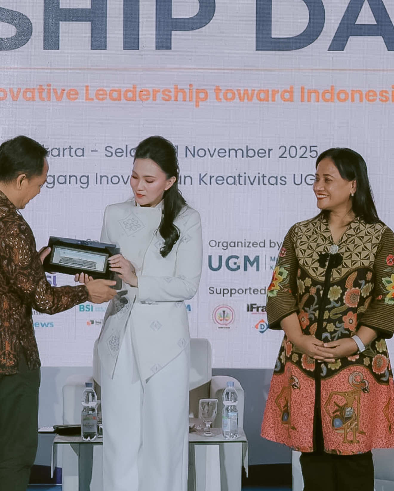 🔥 “Leadership bukan tentang siapa yang paling didengar, tapi siapa yang paling mau mendengarkan.” Senang bisa hadir di Leadership Day 2025 Universitas Gadjah Mada, berdialog bersama Wakil Rektor UGM dan teman-teman lintas bidang tentang kepemimpinan masa depan yang kolaboratif dan berdaya! Kita percaya - pemimpin masa depan bukan tentang kekuasaan, tapi keberanian untuk berkolaborasi dan mendengarkan. Di era perubahan cepat, kepemimpinan sejati lahir dari empati, integritas, dan inovasi lintas disiplin. Dan perempuan juga punya ruang penting di dalamnya - bukan untuk mendominasi, tetapi melengkapi dan menjaga keseimbangan. 💫🤝 Terima kasih UGM atas undangan dan keseruannya ! Yogyakarta 10 November 2025 #LeadershipDay2025 #UGM #Sherlylaos #gubsherly #malukuutara