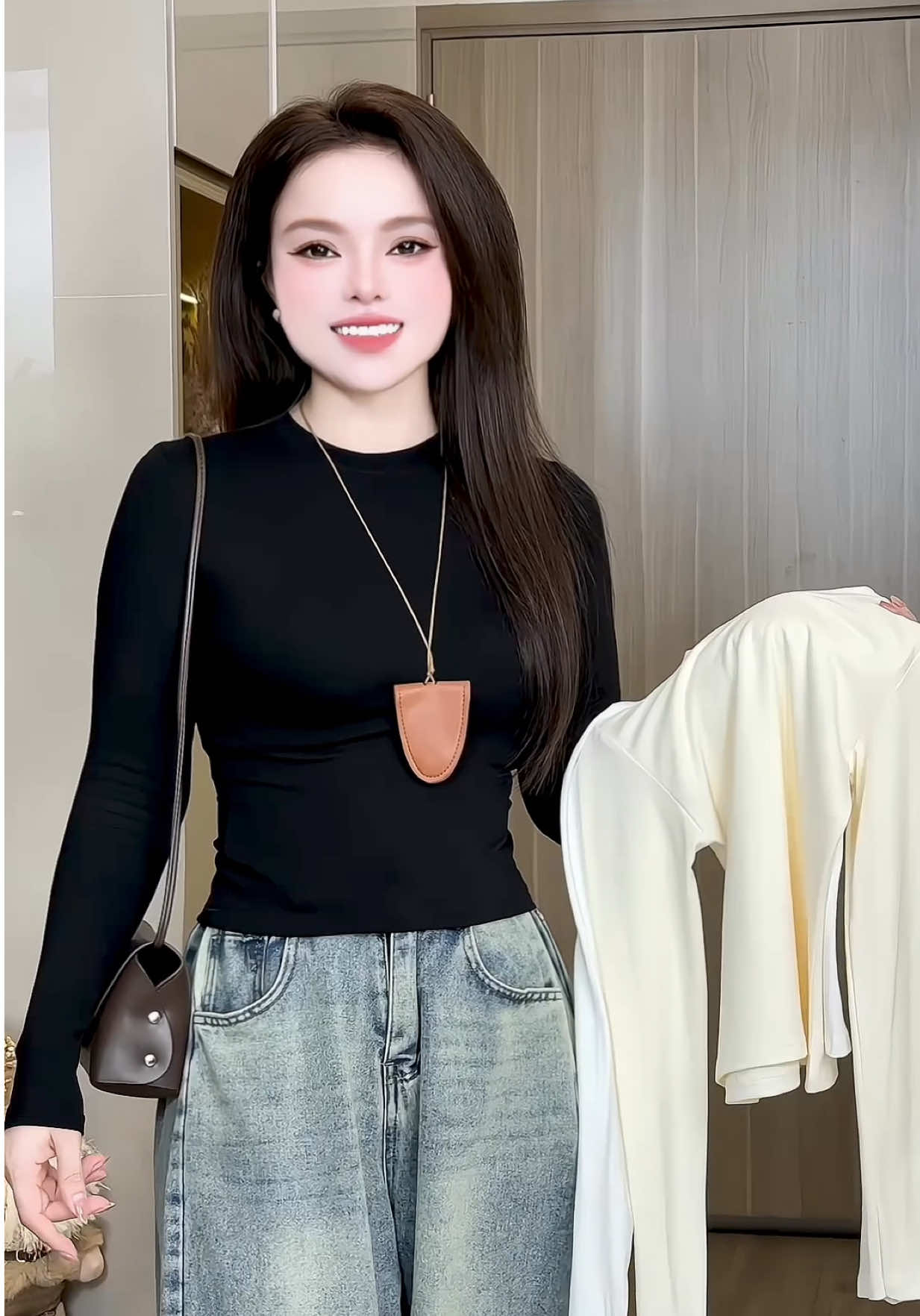 Áo thun cổ tròn dài tay chất đẹp mềm mê  tôn dáng . Áo này diện vừa chất vừa sang nữa😉 #gucuahue   #aothunnu  #aothunxinh  #aothun #aothundaitay