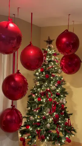 This is your sign to add balloons to your Christmas decor — even if your space is small! People think you need a big house to make it look magical for the holidays… you don’t. With the right balloon setup, any corner can turn into a cozy, festive vibe. Balloons instantly make everything look fuller, warmer, and more “done.” If you want your home to feel extra special this Christmas, this is how you do it. It’s not about the size of your space — it’s about the feeling you create. I used Red 16” Orbz ❤️