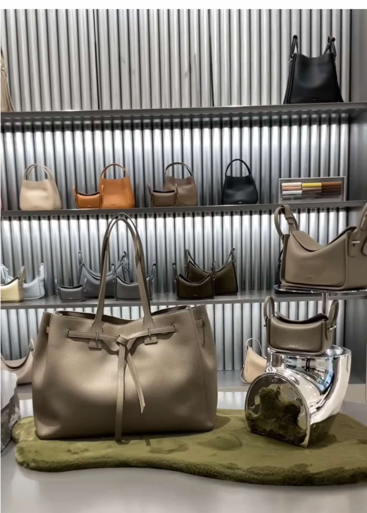 Less noise, more intention. Crafted to carry it all — beautifully. 🖤 #QuietLuxury #DesignerBag #TimelessStyle #LuxuryFashion #pedroshoes_official 