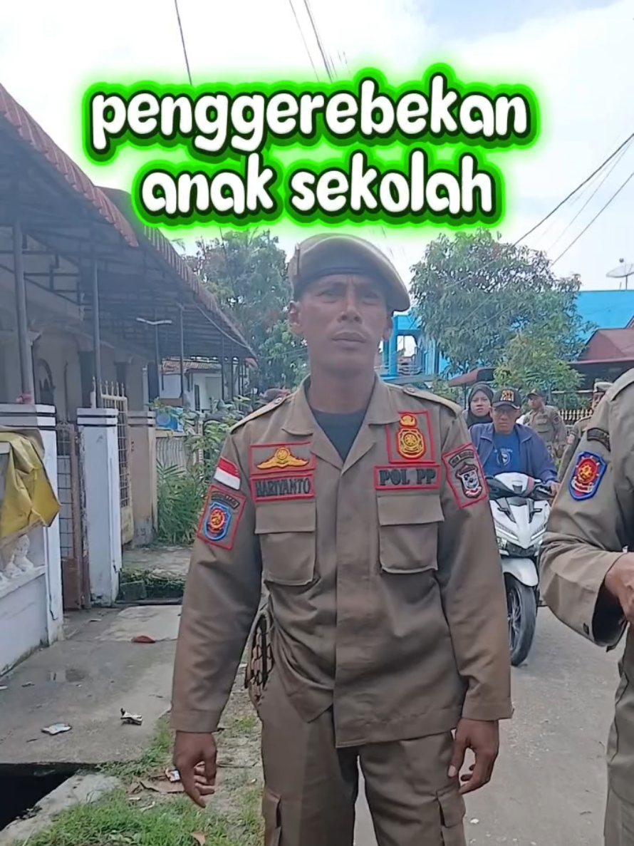 anak sekolah di Gang Rukun oleh Satpol PP dan warga