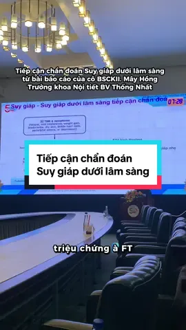 Suy giáp dưới lâm sàng là tình trạng tuyến giáp hoạt động yếu đi nhưng chưa đủ nặng để gây triệu chứng rõ. Khi xét nghiệm, bác sĩ thấy TSH tăng – nghĩa là cơ thể đang “thúc” tuyến giáp làm việc nhiều hơn, nhưng hormone tuyến giáp (FT4) vẫn bình thường. Người bệnh có thể hoàn toàn không cảm thấy gì, hoặc chỉ hơi mệt, tăng cân nhẹ, lạnh, táo bón hoặc buồn ngủ. Để chẩn đoán chính xác, bác sĩ sẽ kiểm tra lại xét nghiệm sau vài tuần và có thể đo thêm kháng thể tuyến giáp để xem có bệnh tự miễn hay không. Suy giáp dưới lâm sàng không nguy hiểm ngay, nhưng nếu bỏ qua, một số trường hợp có thể tiến triển thành suy giáp thật sự. Vì vậy, người bệnh nên theo dõi định kỳ và điều trị khi cần. #suygiap #fyp #LearnOnTikTok #bvthongnhat #bsnoitiet 