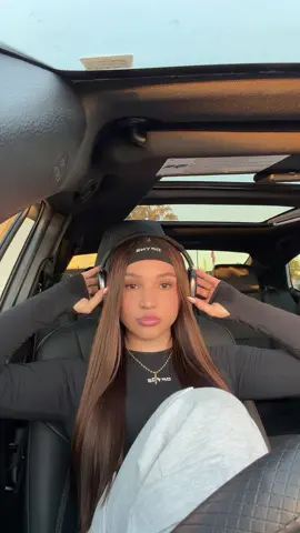 cuando se me pega una canción nadie me la saca de la cabeza diomiooo