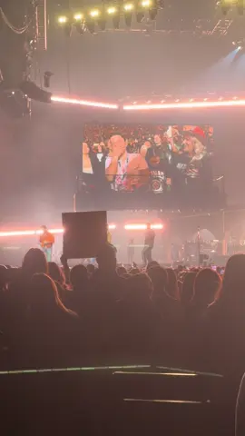 The @Jonas Brothers went above and beyond to make Cassie’s 20th birthday so special. Cassie is blind and celebrated her 20th birthday at the Jonas brothers concert in Pittsburgh. Nick Jonas had everyone sing to her an then they all went down to Hug her 🥹❤️ #wholesome 