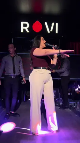 ناس حريفة أكل حقوق من رحومه على مسرح #Rovi #الترند 