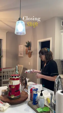 We have been in the trenches with sick kids this week. Thank goodness for @TYLENOL 😭 #motherhood #closingshift #momof3 