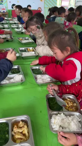 Mời các cô chú ăn cơm cùng các con ạ🥰🥰 #sophia #xuhuong #xuhuongtiktok 