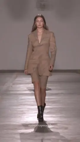 #gigihadid Opening #robertocavalli Spring Summer 2019