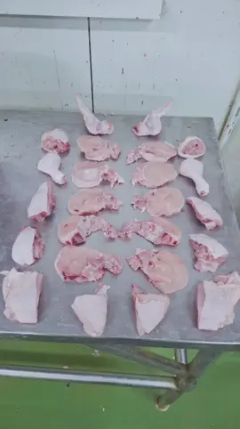 Hari ini suasananya terasa berbeda di dapur-dapur program makan bergizi gratis di berbagai Kabupaten dan Kota di Indonesia. Dari Sabang sampai Merauke, aroma ayam masak menyeruak dari ruang makan sekolah, mulai dari PAUD, SD, SMP hingga SMA. Semua ini tak lepas dari kerja nyata SPPG (Satuan Pelayanan Pemenuhan Gizi) yang menjalankan program secara serentak dan bertahap atas inisiasi Badan Gizi Nasional, memastikan anak-anak Indonesia makan enak, bergizi, dan halal setiap hari. Nah, di balik suksesnya sajian ayam yang sedap dan hemat itu, ternyata ada satu rahasia menarik: penggunaan potongan ayam murah ukuran 2 kiloan yang dipotong jadi 24 bagian. Jangan salah, potongan ini bukan asal kecil, tapi memang sudah dihitung secara gramasi yang pas, sehingga bisa digunakan untuk menu porsi kecil maupun besar sesuai kebutuhan tiap jenjang sekolah. Mulai dari chicken katsu, tumis ayam, soto, kari, hingga ayam kecap, semuanya bisa diatur supaya tetap kaya rasa tanpa boros bahan baku. Yang bikin tambah mantap, bahan baku ayam ini bukan sembarangan. Karena berasal dari AFCO, produsen daging ayam halal 100% yang sudah dikenal dengan kualitasnya yang higienis, segar, dan stabil di setiap pengiriman. Proses pemotongan dilakukan dengan standar halal yang ketat, lalu dikemas rapi dalam rantai dingin agar tetap terjaga kesegarannya hingga sampai di dapur sekolah-sekolah. Program ini bukan cuma soal makan gratis, tapi juga tentang membangun generasi sehat dan kuat lewat asupan bergizi yang terukur. Dengan konsep potongan ayam ekonomis seperti ini, biaya bisa ditekan tanpa mengurangi nilai gizi maupun kenikmatan rasa. Itulah sebabnya SPPG terus mempercayakan suplai bahan baku ayam AFCO karena kualitas yang baik tak selalu harus mahal. Bayangkan, setiap suapan ayam gurih dari piring anak-anak sekolah itu bukan hanya hasil masakan ibu dapur semata, tapi juga buah kerja sama panjang antara produsen daging halal, tim logistik, dan para petugas gizi di lapangan. Semua bergerak bersama demi masa depan yang lebih sehat dan penuh tenaga bagi generasi penerus bangsa. Karena ternyata, rahasia menu bergizi gratis itu sederhana, dari ayam halal, potongan pas, dan niat tulus memberi yang terbaik untuk anak negeri. #sppg #makanbergizigratis #ayamafco #foryou #MBG 