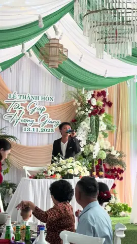 Nhân tài hát không qua trường lớp , không hề được đào tạo . Hát xong không hiểu gì , chỉ thích được hát