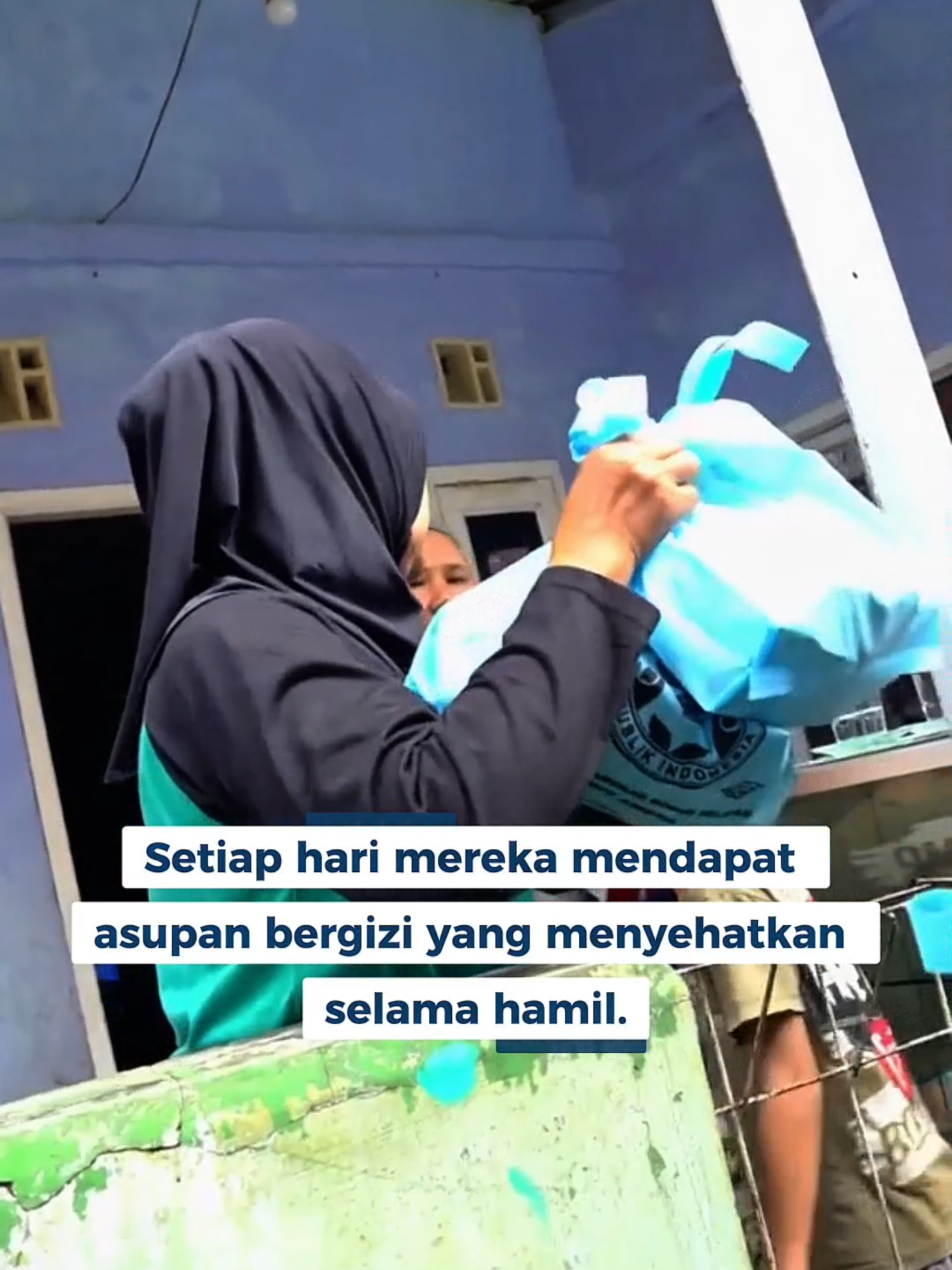 Bukan hanya siswa, para ibu hamil pun kini merasakan manfaat program Makan Bergizi Gratis (MBG).  ‎Setiap hari mereka menerima makanan bergizi yang membantu menjaga kesehatan selama kehamilan.  ‎  ‎Bagi banyak ibu, ini bukan sekadar bantuan, tapi bentuk perhatian nyata dari negara — agar setiap calon ibu tetap kuat, dan bayi yang dikandung tumbuh sehat sejak dini. #fyppppppppppppppppppppppp #sppg #mbg #prabowosubianto #programpresidenprabowo