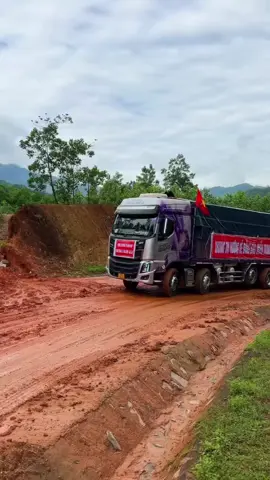 Nữ tài xế lặng lẽ mạnh mẽ hướng về miền trung#bão #mientrung #lulutmientrung #baoso13 #binhdinh 