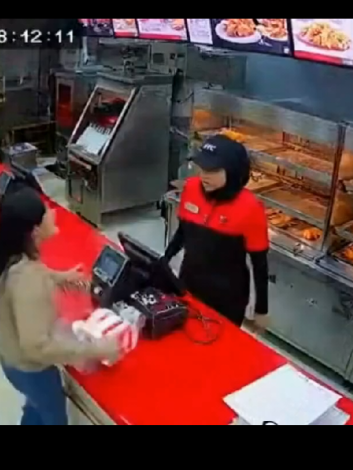 Tula ashik nak bahagian thigh je.. kan dah kene 🤣 #ayamgoreng #fastfood #viralvideo #fypmalaysia #kfc 