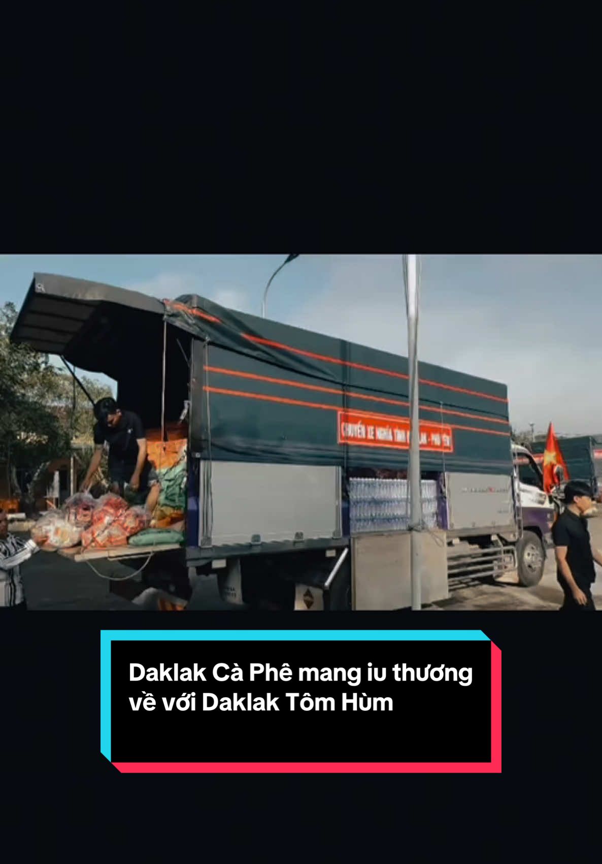 • Tổng kết hành trình 𝐂𝐡𝐮𝐲𝐞̂́𝐧 𝐱𝐞 𝐧𝐠𝐡𝐢̃𝐚 𝐭𝐢̀𝐧𝐡 𝐯𝐞̂̀ 𝐯𝐨̛́𝐢 𝐛𝐚̀ 𝐜𝐨𝐧 𝐏𝐡𝐮́ 𝐘𝐞̂𝐧 (𝐜𝐮̃) 𝐧𝐠𝐚̀𝐲 𝟗/𝟏𝟏/𝟐𝟎𝟐𝟓 . Team Daklak chúng em đã trao quà cứu trợ tận tay bà con Phú Yên (cũ) ở 8 địa điểm sau đây.  •••Đ𝐈𝐄̂̉𝐌 𝟏: 𝐗𝐚̃ 𝐗𝐮𝐚̂𝐧 𝐏𝐡𝐮̛𝐨̛́𝐜 - Đ𝐨̂̀𝐧𝐠 𝐗𝐮𝐚̂𝐧        🎁410 phần nhu yếu phẩm             110 bao gạo (10kg/bao) •••Đ𝐈𝐄̂̉𝐌 𝟐: 𝐓𝐡𝐨̂𝐧 𝐓𝐚̂𝐧 𝐁𝐢̀𝐧𝐡 - Đ𝐨̂̀𝐧𝐠 𝐗𝐮𝐚̂𝐧        🎁611 phần nhu yếu phẩm •••Đ𝐈𝐄̂̉𝐌 𝟑: 𝐓𝐡𝐨̂𝐧 𝐋𝐚̃𝐧𝐡 𝐕𝐚̂𝐧 - 𝐱𝐚̃ 𝐗𝐮𝐚̂𝐧 𝐋𝐚̃𝐧𝐡        🎁206 phần nhu yếu phẩm •••Đ𝐈𝐄̂̉𝐌 𝟒: 𝐓𝐡𝐨̂𝐧 𝐓𝐚̂𝐧 𝐓𝐡𝐨̣ - 𝐱𝐚̃ 𝐓𝐮𝐲 𝐀𝐧       🎁129 phần nhu yếu phẩm. •••Đ𝐈𝐄̂̉𝐌 𝟓: 𝐓𝐡𝐨̂𝐧 𝐃𝐚 𝐃𝐮̀ - 𝐱𝐚̃ 𝐗𝐮𝐚̂𝐧 𝐋𝐚̃𝐧𝐡                               (𝘣𝘶𝘰̂𝘯 𝘥𝘢̂𝘯 𝘵𝘰̣̂𝘤 𝘊𝘩𝘢̆𝘮)        🎁215 phần nhu yếu phẩm.             20 bao gạo             10 thùng mì tôm            10 lốc nước suối (𝗧𝗿𝗼𝗻𝗴 đ𝗼́ 𝗰𝗼́ 𝟭𝟬 𝘀𝘂𝗮̂́𝘁 𝗾𝘂𝗮̀ đ𝗮̣̆𝗰 𝗯𝗶𝗲̣̂𝘁 𝗰𝗵𝗼 𝟭𝟬 𝗵𝗼̣̂ 𝗯𝗶̣ 𝗹𝗼̂́𝗰 𝗺𝗮́𝗶, 𝘀𝗮̣̂𝗽 𝗻𝗵𝗮̀ 𝗻𝗮̣̆𝗻𝗴 𝗻𝗲̂̀) •••Đ𝐈𝐄̂̉𝐌 𝟔: 𝐓𝐡𝐨̂𝐧 𝐓𝐚̂𝐧 𝐏𝐡𝐮̛𝐨̛́𝐜 - Đ𝐨̂𝐧𝐠 𝐇𝐨𝐚̀        🎁 301 phần nhu yếu phẩm. •••Đ𝐈𝐄̂̉𝐌 𝟕: 𝐓𝐡𝐨̂𝐧 𝐋𝐚̃𝐧𝐡 𝐓𝐫𝐮̛𝐨̛̀𝐧𝐠 - 𝐱𝐚̃ 𝐗𝐮𝐚̂𝐧 𝐋𝐚̃𝐧𝐡        🎁 105 phần nhu yếu phẫm •••Đ𝐈𝐄̂̉𝐌 𝟖: 𝐗𝐨́𝐦 𝐋𝐨𝐧𝐠 𝐍𝐠𝐮𝐲𝐞̂𝐧 - 𝐓𝐡𝐨̂𝐧 𝐋𝐨𝐧𝐠 𝐓𝐡𝐚̣𝐜𝐡 - Đ𝐨̂̀𝐧𝐠 𝐗𝐮𝐚̂𝐧        🎁 32 phần nhu yếu phẩm             34 bao gạo 10kg ( 340kg)              24 thùng mì              22 lốc nước (𝗫𝗼́𝗺 𝗻𝗮̀𝘆 𝗹𝗮̀ đ𝗶𝗲̂̉𝗺 𝗽𝗵𝗮́𝘁 𝘀𝗶𝗻𝗵 𝗸𝗵𝗶 𝘅𝗲 đ𝗶 𝗻𝗴𝗮𝗻𝗴 𝗾𝘂𝗮 𝗯𝗮̀ 𝗰𝗼𝗻 𝗰𝗵𝗮̣𝘆 𝘂̀𝗮 𝗿𝗮 đ𝘂̛𝗼̛̀𝗻𝗴 𝗹𝗼̣̂ 𝘃𝗮̂̃𝘆 𝘁𝗮𝘆 𝘅𝗶𝗻 𝘁𝗿𝗼̛̣ 𝗴𝗶𝘂́𝗽. 𝗡𝗲̂𝗻 𝘁𝗿𝗲̂𝗻 𝘅𝗲 𝗰𝗼̀𝗻 𝗯𝗮𝗼 𝗻𝗵𝗶𝗲̂𝘂 𝗵𝗮̀𝗻𝗴  𝘁𝘂̣𝗶 𝗲𝗺 𝗰𝗵𝗼 𝗯𝗮̂́𝘆 𝗻𝗵𝗶𝗲̂𝘂, 𝗯𝗮̀ 𝗰𝗼𝗻 𝘁𝗵𝗼̂́𝗻𝗴 𝗻𝗵𝗮̂́𝘁 𝗰𝗮̉ 𝘅𝗼́𝗺 𝘀𝗲̃ 𝗰𝘂̀𝗻𝗴 𝗰𝗵𝗶𝗮 𝗻𝗴𝗼̣𝘁 𝘀𝗲̉ 𝗯𝘂̀𝗶 𝘃𝗼̛́𝗶 𝗻𝗵𝗮𝘂).       • Xin chân thành cám ơn các cấp Chính Quyền, Ủy Ban Xã, Thôn, Xóm đã tạo điều kiện và hỗ trợ Đoàn , các Nhà Hảo Tâm cả nước đã tin tưởng ủng hộ, các bạn team kết nối MTQ, các TNV, 2 xe tải 0 đồng (nhà xe đến từ Krong Năng hổ trợ ), đơn vị nhà phân phối, đại lý hàng hoá (mì, sữa, bánh mì, gạo, nước....) đã trợ giá tốt nhất cho chương trình thiện nguyện.       • Chúc bà con PY sớm vượt qua khó khăn và tái ổn định cuộc sống. Sau sát nhập tỉnh thành thì Daklak - Phú Yên đã là người một nhà. Dù cho khi mưa thuận gió hoà hay lúc thiên tai bão lũ hãy luôn cùng phát huy tinh thần tương thân tương ái của dân tộc ta nhé.  Đ𝐚𝐤𝐥𝐚𝐤 𝐂𝐚̀ 𝐩𝐡𝐞̂ 𝐬𝐞̃ 𝐥𝐮𝐨̂𝐧 𝐛𝐞̂𝐧 𝐜𝐚̣𝐧𝐡 Đ𝐚𝐤𝐥𝐚𝐤 𝐭𝐨̂𝐦 𝐡𝐮̀𝐦 𝐚̣ ! 😘#xuhuong #baoso13 #cuutrobaolu 