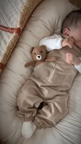 #CapCut حبيبي 🥺🤍 #ولادي_كل_حياتي_ربي_يحفظهم #دعمكم_لي♡ #برنسيستي_احلام👑😌 #انت_اول_حب_واخر_حب 