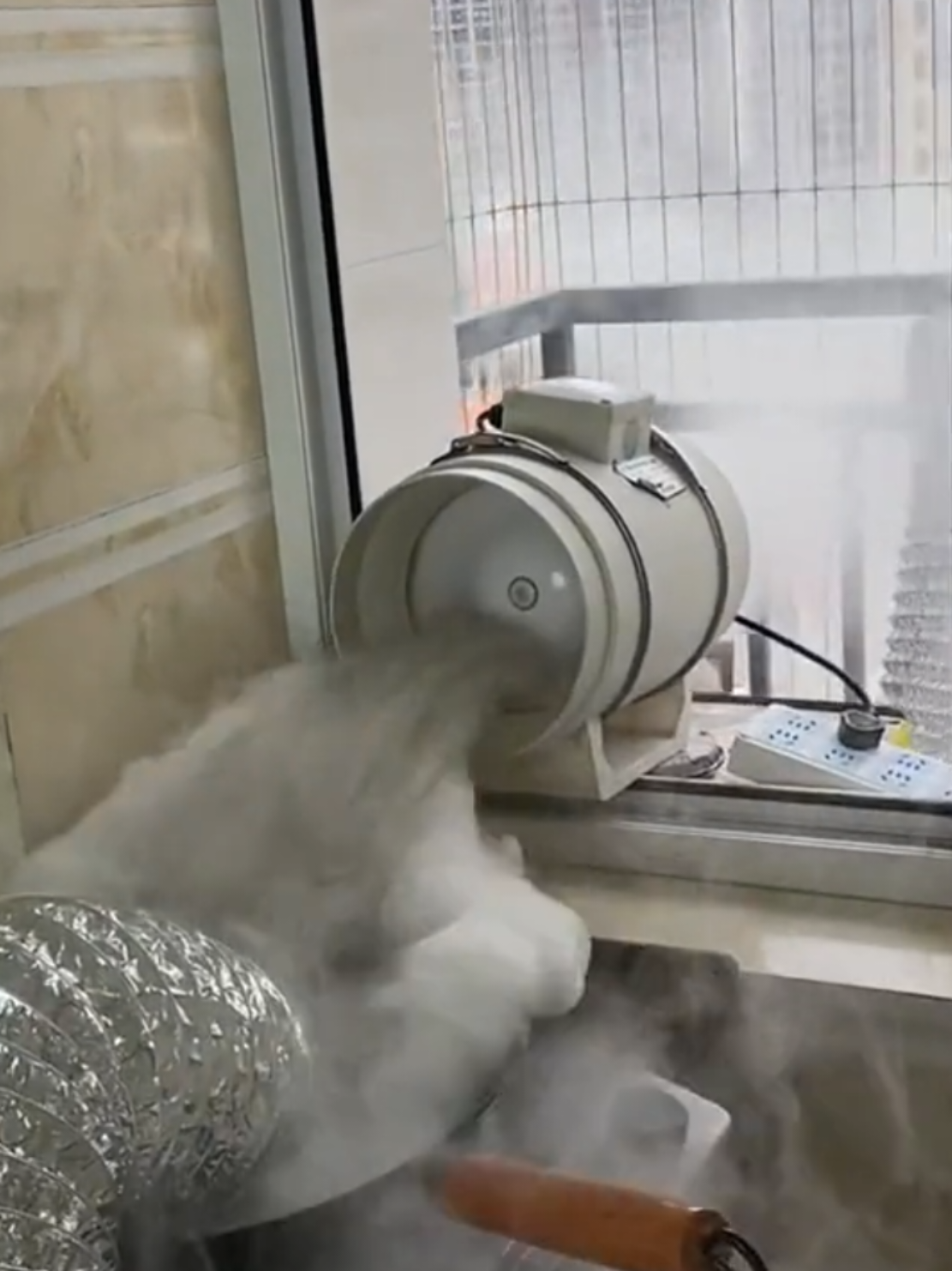 Không gian bí quá thì lắp đặt quạt thông gió. #quatthonggiohutmui #hutmui #quathutmuinhabep #quathutmui #giadungviet 