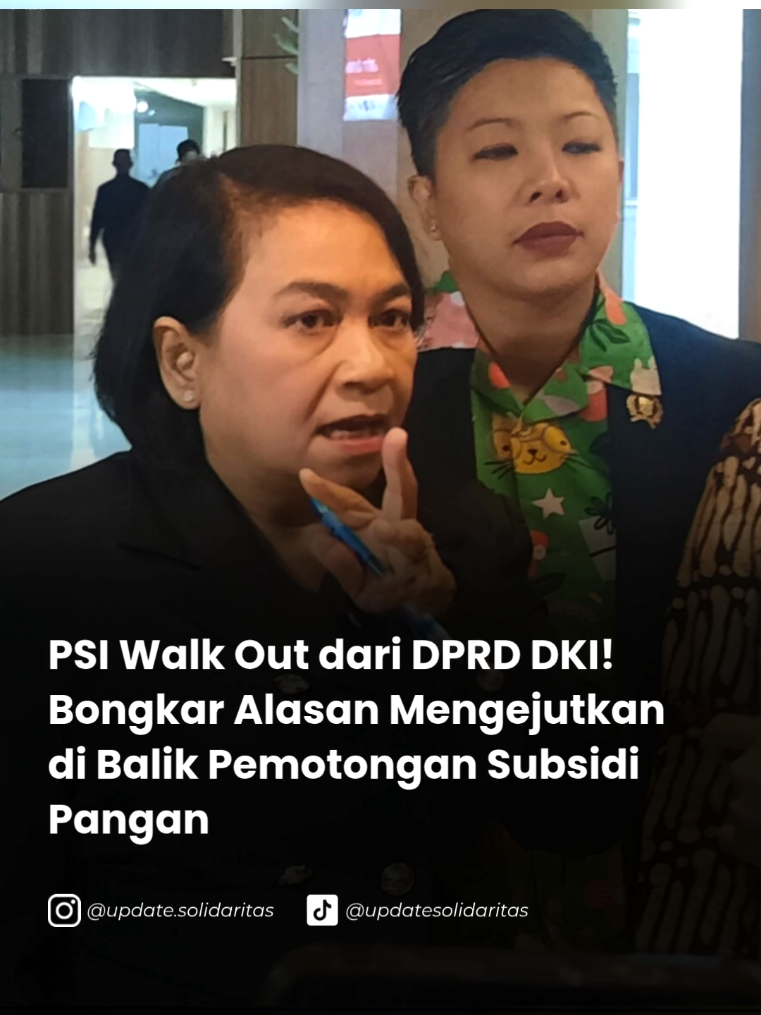 Fraksi Partai Solidaritas Indonesia (PSI) di DPRD DKI Jakarta kembali menunjukkan sikap tegasnya terhadap kebijakan pemerintah daerah. Dalam rapat paripurna pembahasan Rancangan APBD 2026, anggota PSI melakukan aksi walk out sebagai bentuk penolakan terhadap keputusan pemotongan anggaran subsidi pangan. Anggota Komisi C DPRD DKI, Josephine Simanjuntak, menilai keputusan tersebut tidak masuk akal karena masyarakat Jakarta sedang menghadapi kesulitan ekonomi. Ia menegaskan, alokasi anggaran seharusnya lebih difokuskan pada sektor sosial dan kebutuhan dasar masyarakat yang kini semakin berat. Penolakan serupa datang dari Francine Widjojo, anggota Komisi B DPRD DKI Jakarta dari Fraksi PSI, yang menyoroti dampak besar dari pemangkasan ini. Francine mengungkapkan bahwa dengan anggaran tahun 2025 sebesar Rp1,02 triliun saja, subsidi pangan hanya mampu menjangkau 31,85 persen warga yang berhak. Jika dipotong lagi sekitar Rp300 miliar, penerima manfaat akan semakin berkurang drastis. Ia juga menuding adanya kemungkinan sistem distribusi subsidi yang sengaja dibuat rumit, karena kuota yang terbatas membuat masyarakat semakin sulit mengakses pangan murah. #viral #trending #fyp #foryourpage #psi #kaesang