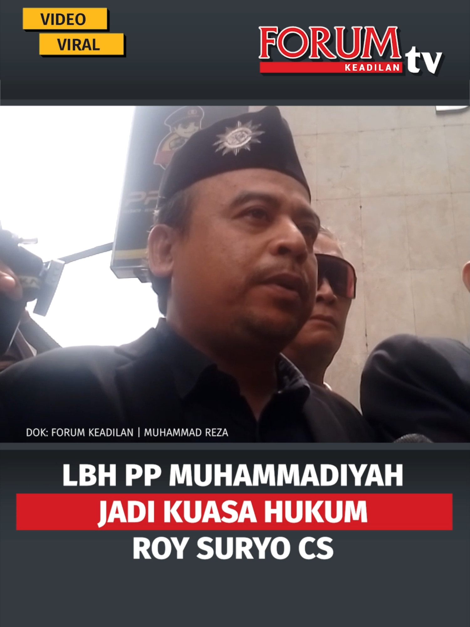 Polda Metro Jaya melakukan pemeriksaan terhadap Roy Suryo cs sebagai tersangka kasus tuduhan ijazah palsu Presiden ke-7 Joko Widodo pada Kamis, 13/11/2025. Dalam kesempatan tersebut, Roy Suryo cs hadir bersama dengan LBH Pengurus Pusat (PP) Muhammadiyah yang kini telah resmi menjadi kuasa hukum mereka. Perwakilan LBH PP Muhammadiyah Ghufroni menyatakan keputusan ini diambil lantaran persoalan ijazah palsui Jokowi seharusnya tidak dibawa ke ranah hukum. Ia pun menyayangkan adanya penetapan tersangka terhadap Roy Suryo, Rismon Hasiholan Sianipar, Dokter Tifa, dan kawan-kawan. Baca lainnya di forumkeadilan.com #roysuryo #lbhppmuhammadiyah #ghufroni #ijazahjokowi #kasusijazahpalsu #poldametrojaya #rismonsianipar #doktertifa #kriminalisasiaktivis #forumkeadilan #forumkeadilancom