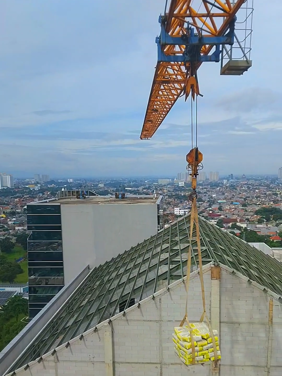 Rezeki suami ada di senyum istri.keselamatan  suami ada di Do'a istri...😊 #towercrane #operatortowercrane #kontruksibangunan  #beranda #fyp 