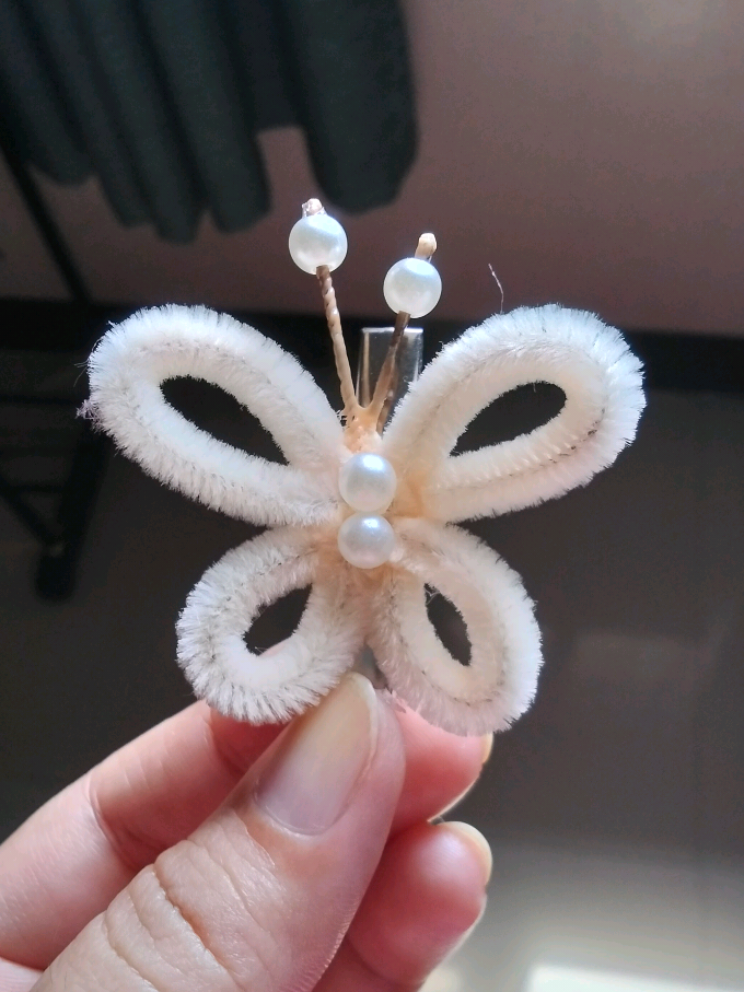 🎀 “Turning fuzzywires into a pretty butterfly hair clip — handmade with love 💖” #fuzzywire #fuzzywirecrafts #fuzzywirehairclip #butterflyhairclip #fyp 