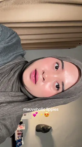 Cinta bgttt sama glossy lips walaupun harus retouch berkali