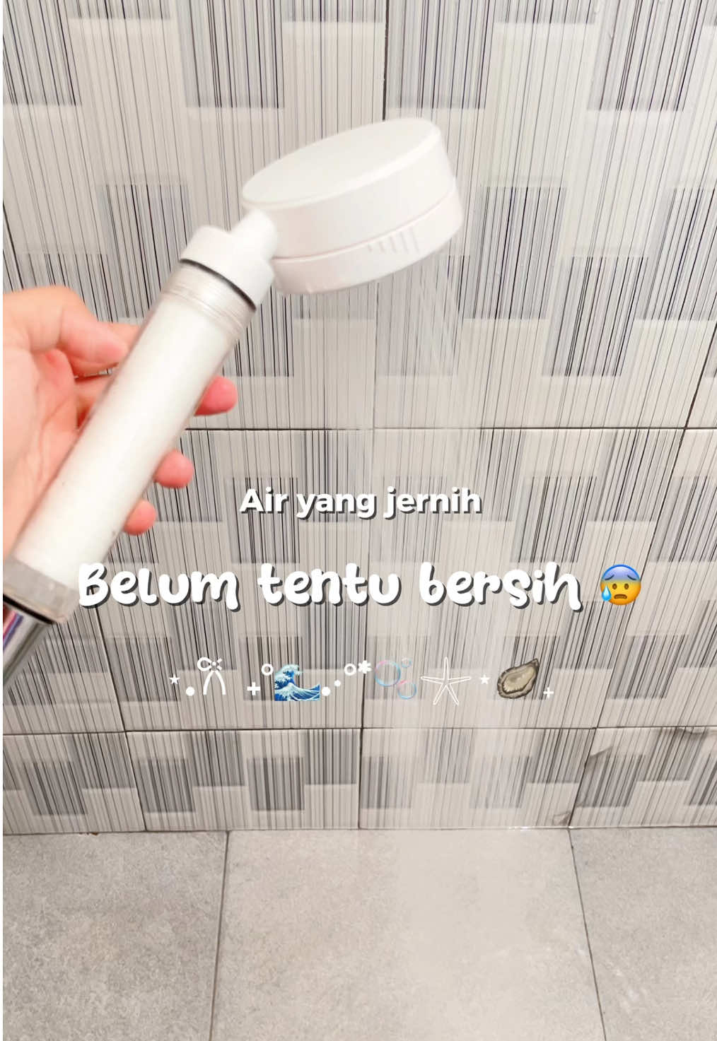 Kelihatannya jernih, tapi siapa sangka air di rumah bisa bawa “penjahat” tersembunyi kayak klorin, karat, dan debu halus 😱 Itu yang bikin kulit kusam, rambut cepat lepek, dan mandi malah bikin nggak nyaman. Untung sekarang ada shower filter @Ellara.id — penyaring 4 lapis yang bikin air lebih bersih, lembut di kulit, dan aman buat sekeluarga 💦 Desainnya juga kece banget, jadi kamar mandi makin estetik ✨ #homeliving #SpaAlaEllara #shower #showerfilter #iburumahtangga 