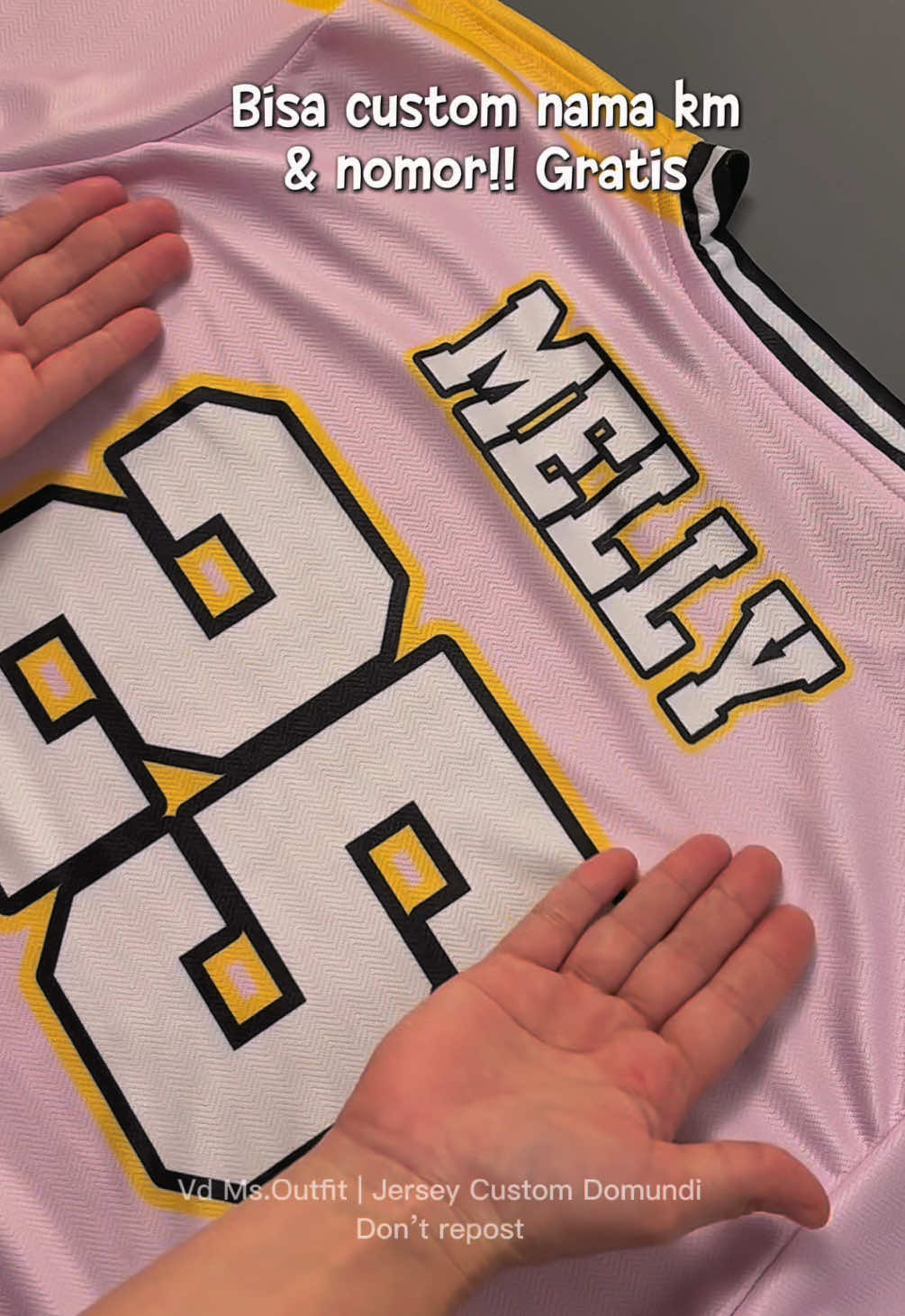 Nggak nyangka, jersey sebagus ini bisa dapet harga segini 🤯 Cute, comfy, & bisa custom nama “Domundi vibes” 💕 #jersey #jerseycustom #outfitolahraga #outfitkekinian #jerseymurah 