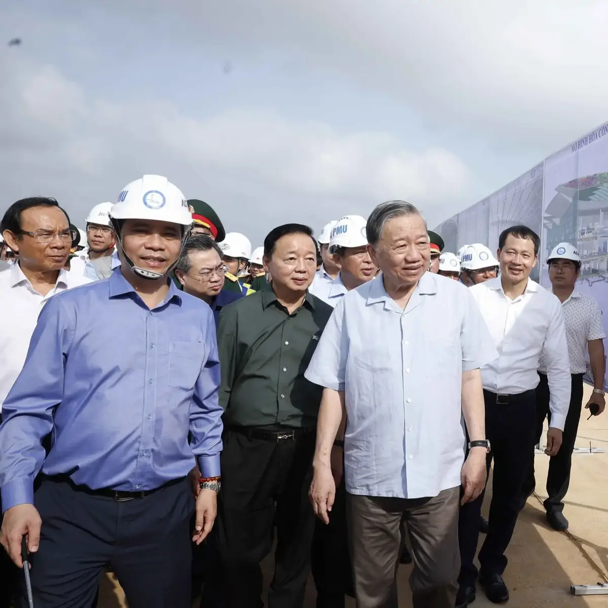 [Photo Ảnh] Sáng ngày 13/11/2025, tại Đồng Nai; Đồng chí Tổng Bí thư Tô Lâm và Đoàn công tác Trung ương thăm, động viên cán bộ, công nhân, người lao động và chủ trì cuộc làm việc về tình hình thực hiện Dự án Cảng Hàng không quốc tế Long Thành, tỉnh Đồng Nai.  #TongBithuToLam#SanbayLongThanh #viewtiktok #xuhuongtiktok 