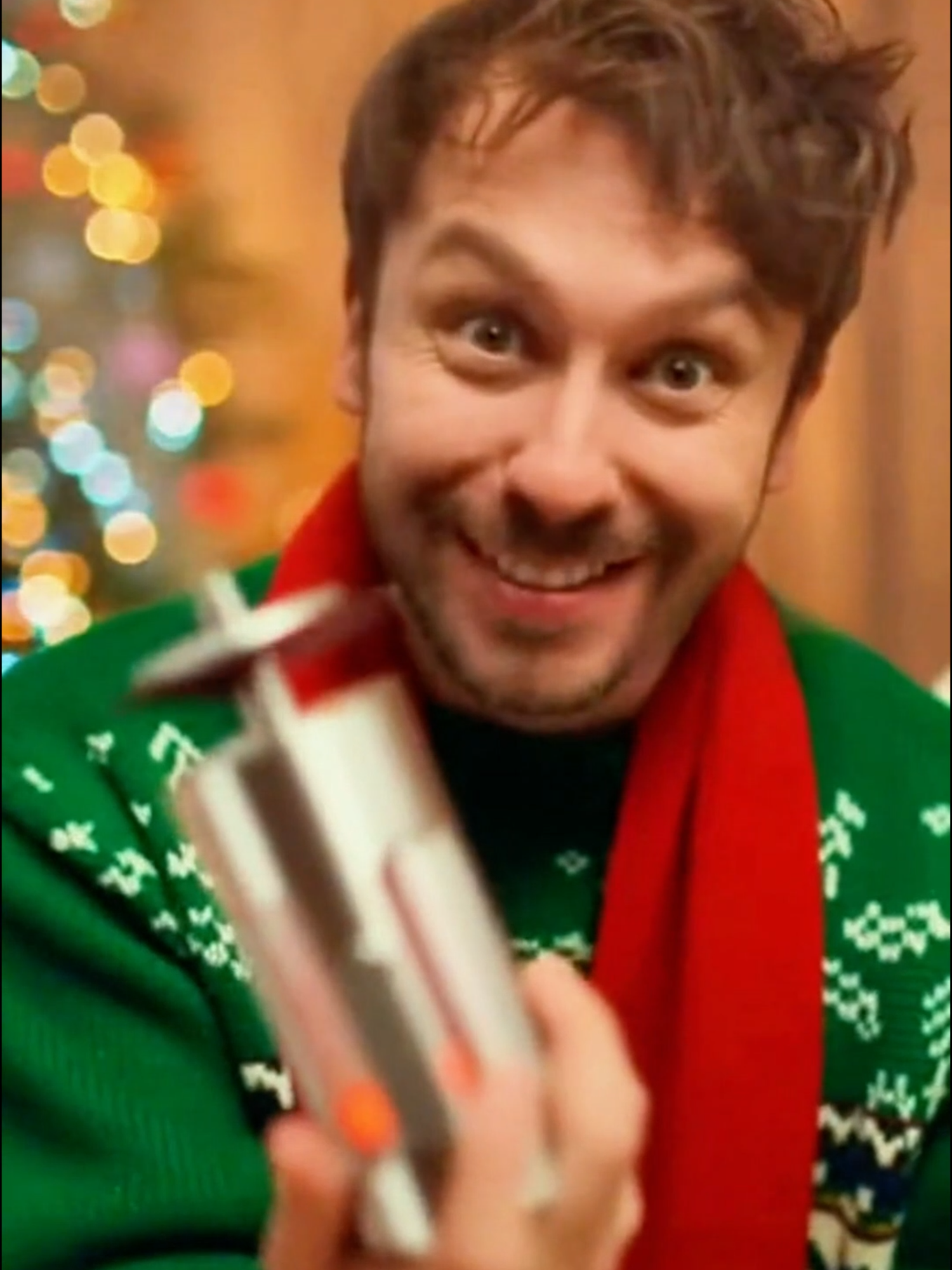 🔥 Turbo Grzaniec 3000 – prezent, który rozgrzeje serce (i pierogi)! 🎁 Idealny gadżet świąteczny dla żony – grzeje, suszy i czaruje! 🍷 Zrób wino, susz włosy i wygraj święta z Turbo Grzańcem 3000! Lubisz, gdy w domu pachnie świętami, a żona się uśmiecha? Oto on – Turbo Grzaniec 3000, numer 10 na naszej liście najlepszych prezentów pod choinkę! Ten mini grzałkowiatraczek potrafi wszystko: parzy grzańca, suszy włosy i podgrzewa pierogi. Wlewasz wino, naciskasz guziczek i… hop! Kubek pełen szczęścia w kilka sekund! 💨🍷 Dzięki niemu twoja żona zakocha się w tobie drugi raz – szczególnie, gdy zobaczy, że ten mały wynalazek ma funkcję “personalnego suszarko-baristy”. Święta uratowane, humor gwarantowany! 😄 LEGAL DISCLAIMER Ten produkt nie istnieje naprawdę. To humorystyczny koncept stworzony przez AI wyłącznie dla rozrywki. Nie traktujcie tego serio. This product does not exist. It's a humorous AI-generated concept made for entertainment purposes only. ❤️ Subskrybuj, jeśli chcesz więcej takich wynalazków! 👍 Polub, jeśli też lubisz grzańca! 💬 Napisz w komentarzu, co chciałbyś, żeby Turbo Grzaniec 3000 robił jeszcze! #AIhumor #prezentyświąteczne #żart #gadżet #święta #polskahumor #AIcreation #śmiesznefilmy Celem naszych filmów jest dostarczanie rozrywki i wiedzy, często poprzez satyrę. Nie traktujcie wszystkiego całkiem serio :) Ten materiał został wygenerowany z wykorzystaniem AI.