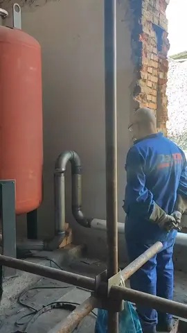 Просчёт пьяного мастера в чешской котельной😆 #котельная #монтаж #брак #сварка #труба 