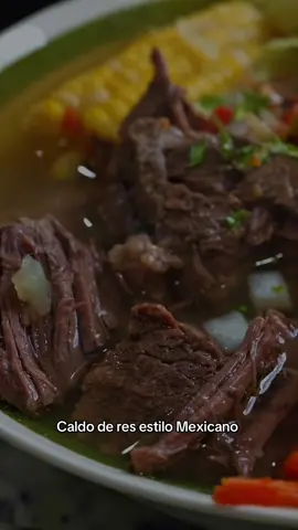 Hoy preparé un delicioso caldo de res estilo mexicano, lleno de verduras frescas, sabor casero y mucho amor. Este tipo de platillo me recuerda la importancia de volver a lo simple: alimentos reales, nutritivos y que alimentan no solo el cuerpo, sino también el alma. Perfecto para reconectar con nuestras raíces, apoyar la salud digestiva y aportar vitaminas esenciales, especialmente para nosotras las mujeres de +40 que buscamos longevidad 🥣 Receta de Caldo de Res Estilo Mexicano Ingredientes 	•	2 libras de carne de res con hueso (chamberete, espinazo o costilla) 	•	1 elote partido en trozos 	•	2 zanahorias en rodajas 	•	2 calabacitas en cubos 	•	2 papas en trozos 	•	1 chayote (opcional) 	•	½ repollo en trozos 	•	1 rama de apio 	•	½ cebolla 	•	2 dientes de ajo 	•	1 tomate (jitomate) 	•	Cilantro fresco 	•	Sal al gusto 	•	Limón para servir Preparación 	1.	En una olla grande, coloca la carne con suficiente agua. Agrega sal, cebolla y ajo. Cocina hasta que la carne esté suave y haya soltado su sabor. 	2.	Retira la espuma que se forma para dejar un caldo limpio. 	3.	Agrega el tomate picado y el elote. Cocina unos minutos. 	4.	Añade las verduras más duras: zanahoria, papa y chayote. 	5.	Cuando estén casi suaves, incorpora la calabacita y el repollo. 	6.	Rectifica sal, deja hervir unos minutos más y apaga. 	7.	Sirve con cilantro fresco y limón. #CaldoDeRes #ComidaMexicana #RecetasSaludables 